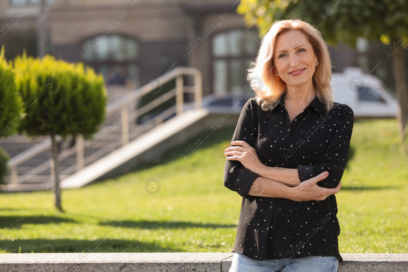 Photo of Portrait of happy mature woman in park on sunny day