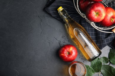 Photo of Flat lay composition with delicious apple cider on black table. Space for text