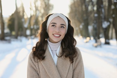 Photo of Portrait of smiling woman in snowy park
