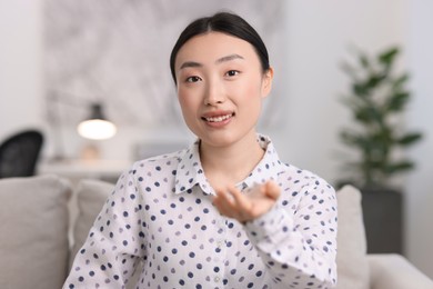 Photo of Portrait of smiling businesswoman wearing shirt in office