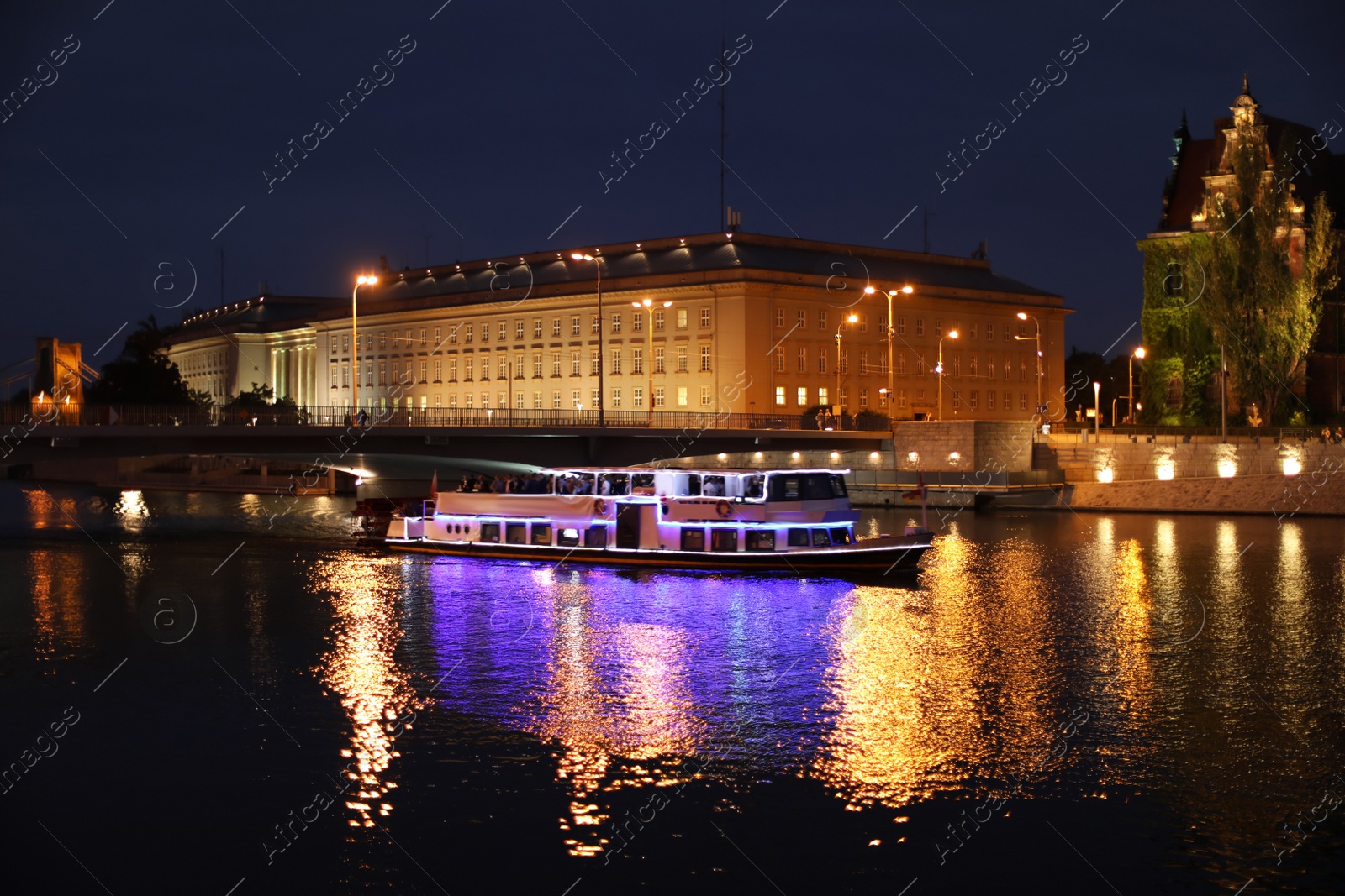 Photo of Beautiful view of illuminated city near river at night