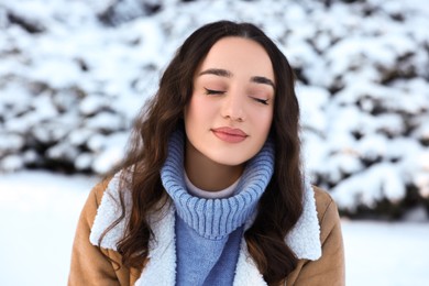 Photo of Portrait of beautiful woman in snowy park