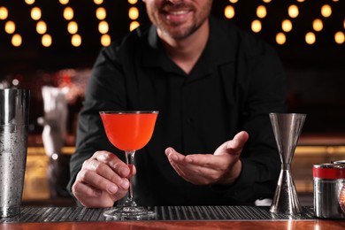 Bartender with fresh alcoholic cocktail in bar, closeup
