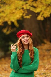 Photo of Portrait of smiling woman in autumn park