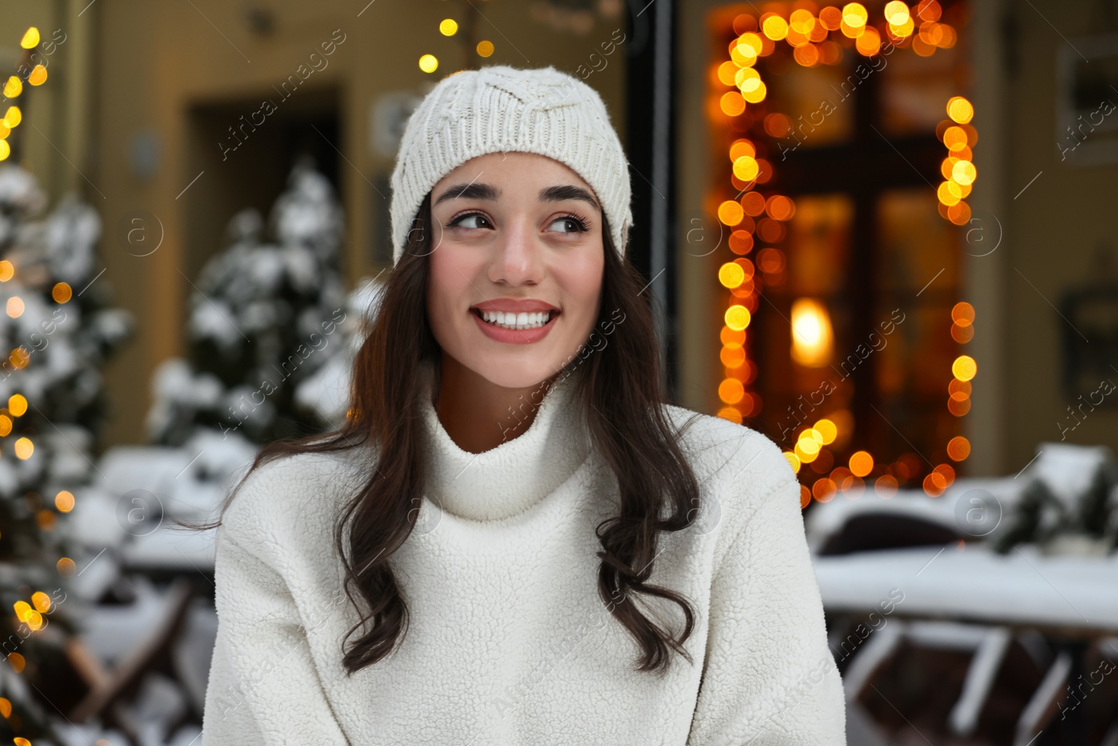 Photo of Portrait of smiling woman on city street in winter