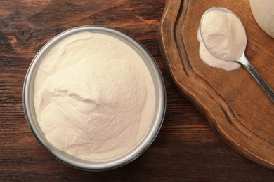 Photo of Bowl and spoon of agar-agar powder on wooden table, flat lay
