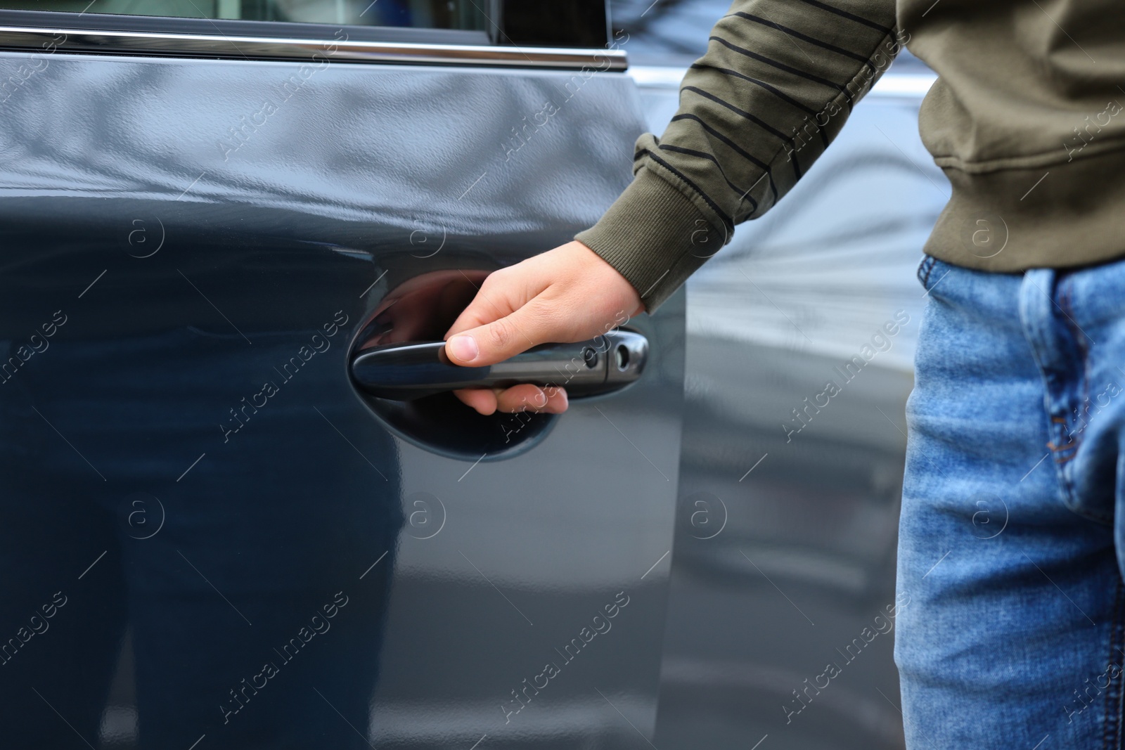 Photo of Closeup view of man opening car door