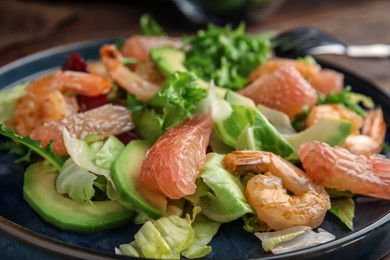 Photo of Delicious pomelo salad with shrimps on plate, closeup