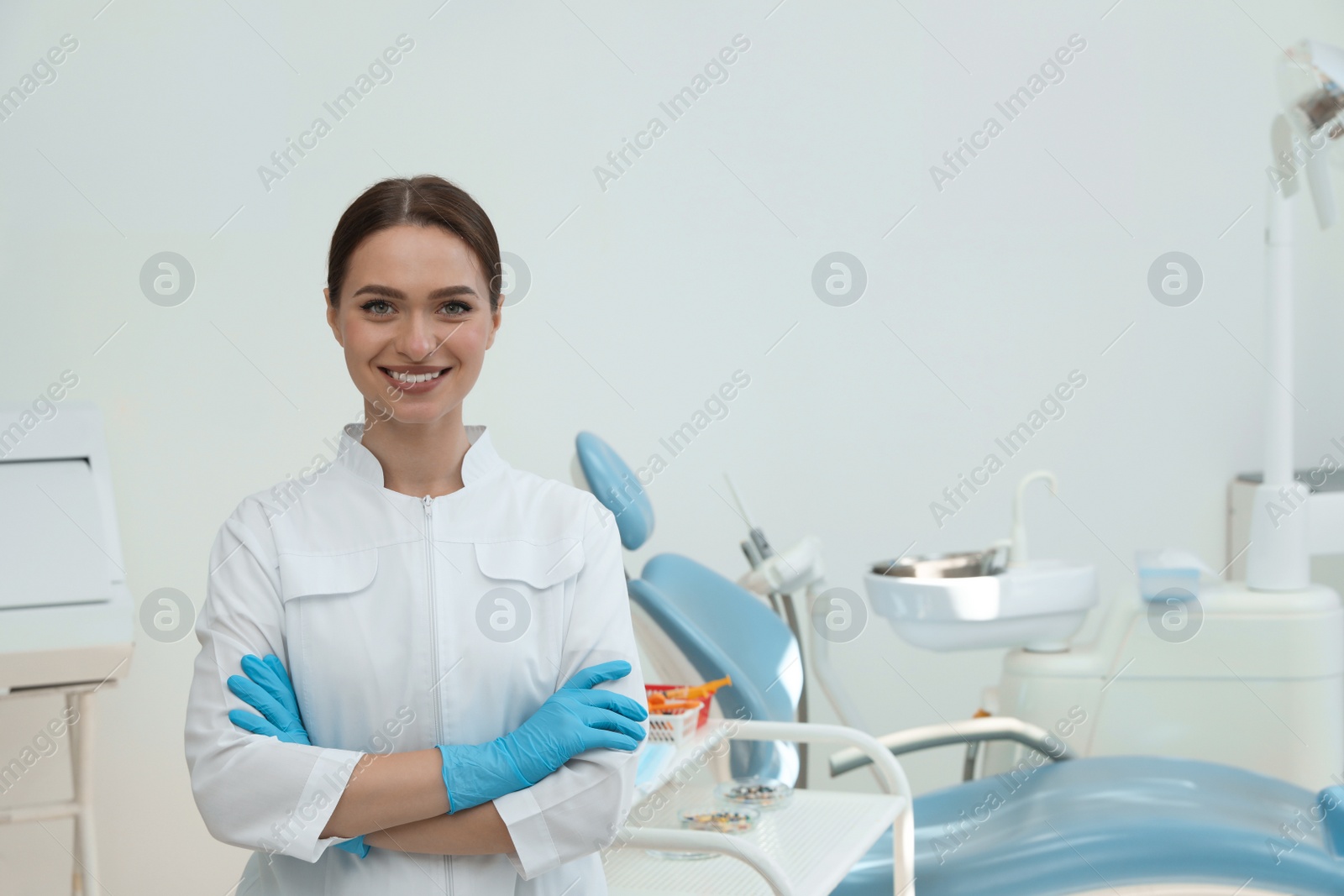 Photo of Portrait of professional dentist at workplace in clinic