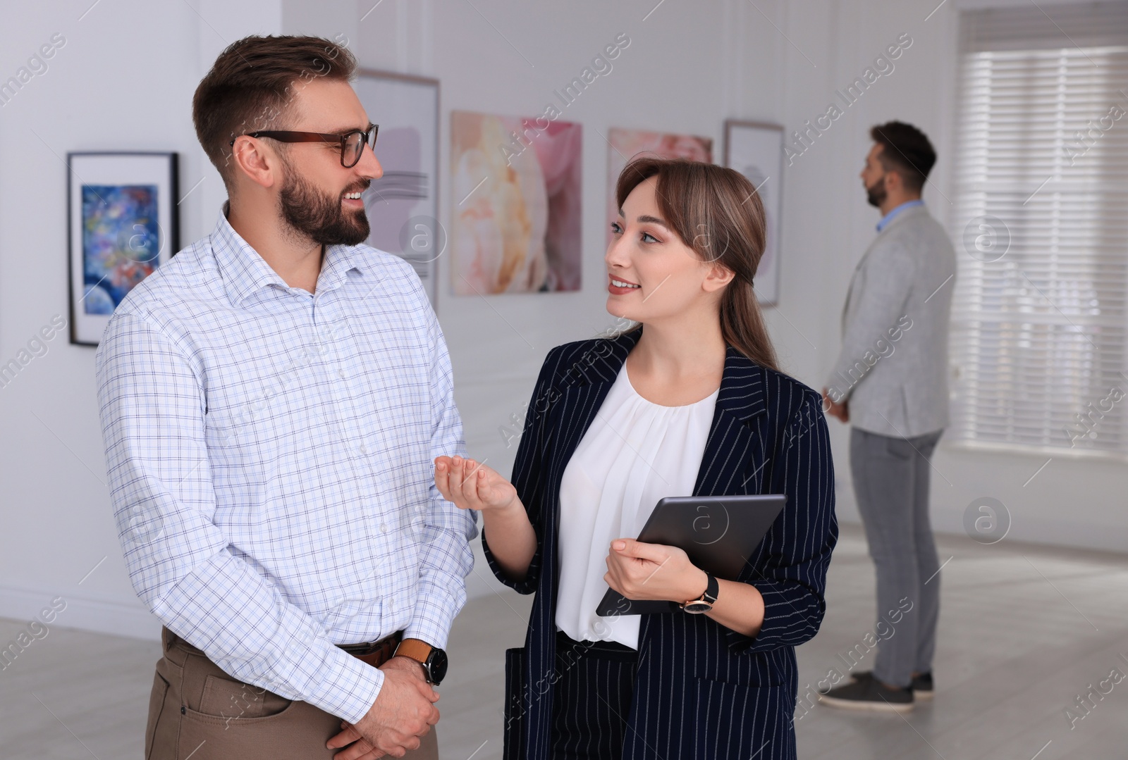 Photo of Happy couple at exhibition in art gallery