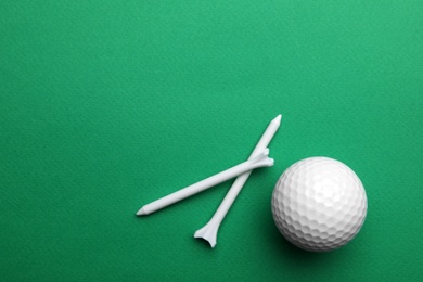 Photo of Golf ball and tees on color background, flat lay. Space for text