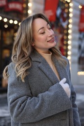 Photo of Portrait of smiling woman on city street in winter