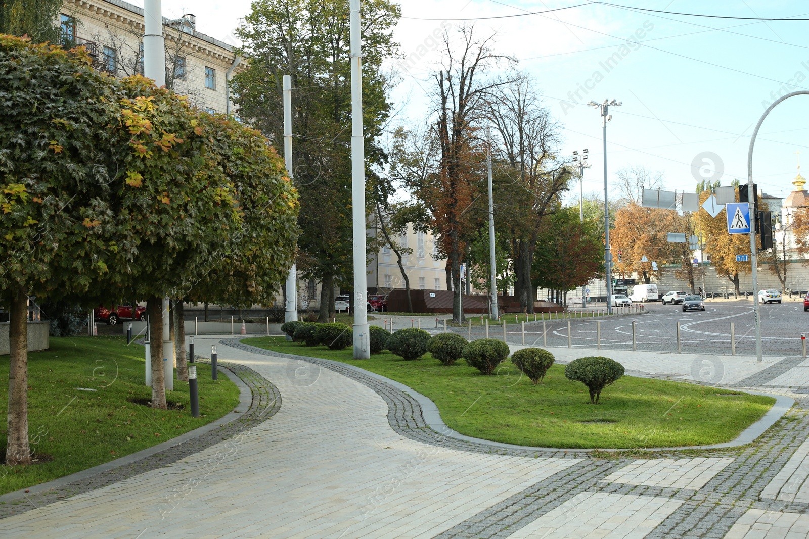 Photo of View of quiet city street with pathway on sunny day