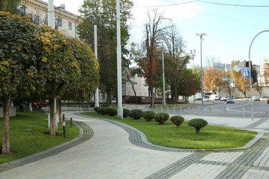 Photo of View of quiet city street with pathway on sunny day
