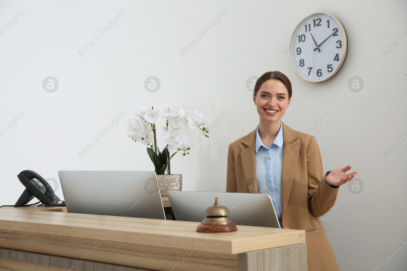 Photo of Portrait of beautiful receptionist at counter in hotel