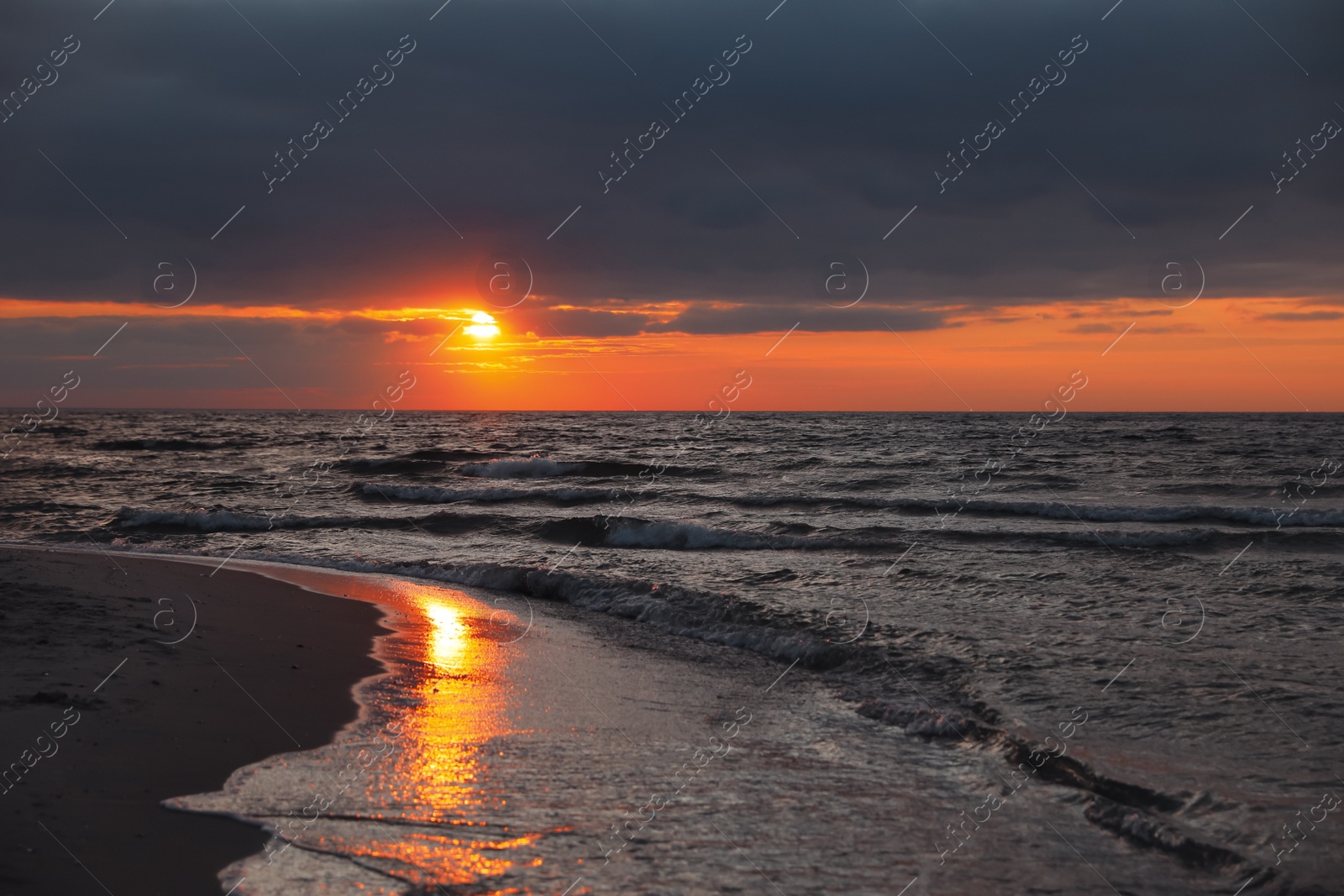 Photo of Picturesque view of cloudy sky over sea at sunset