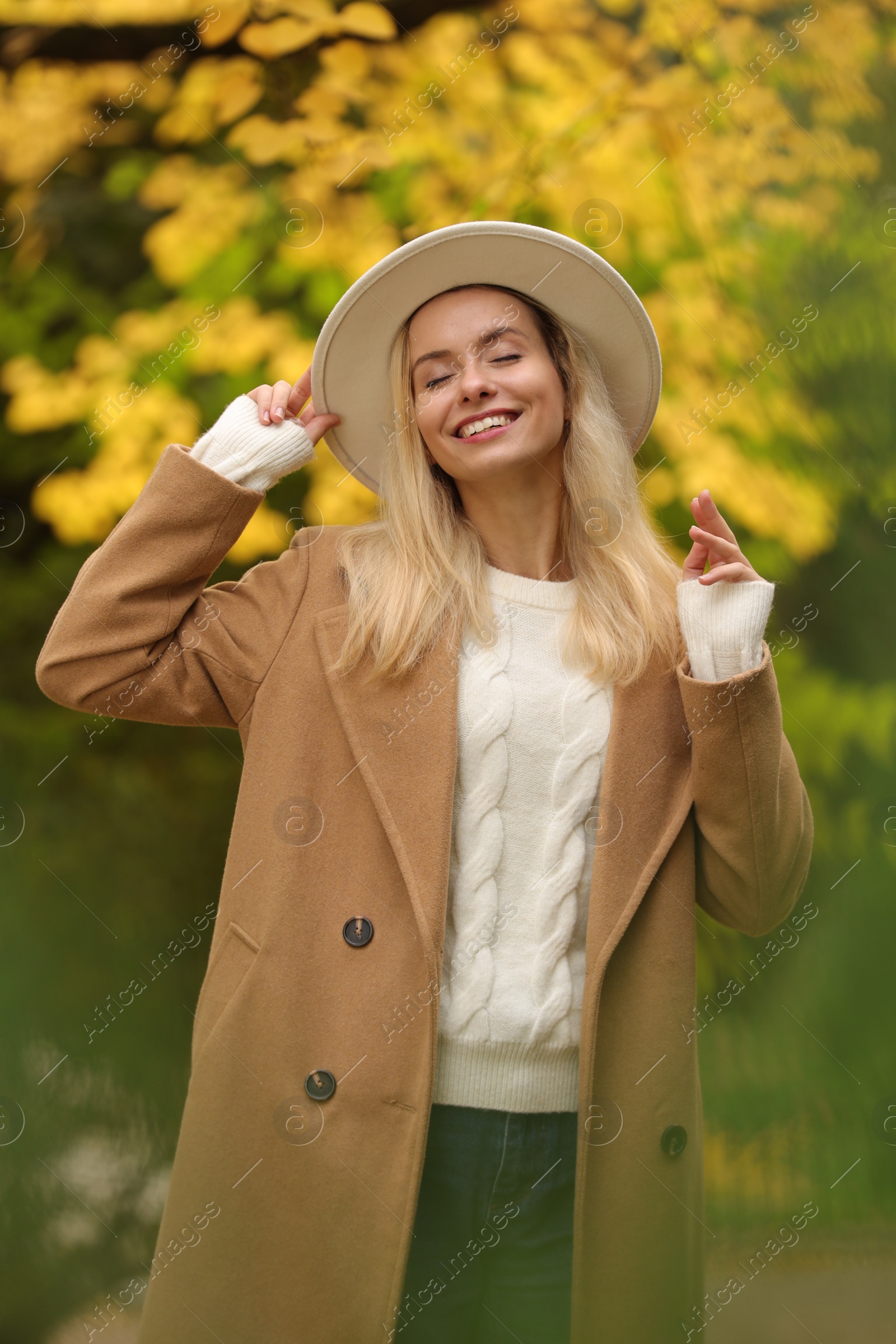 Photo of Portrait of happy woman in autumn park