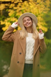 Photo of Portrait of happy woman in autumn park