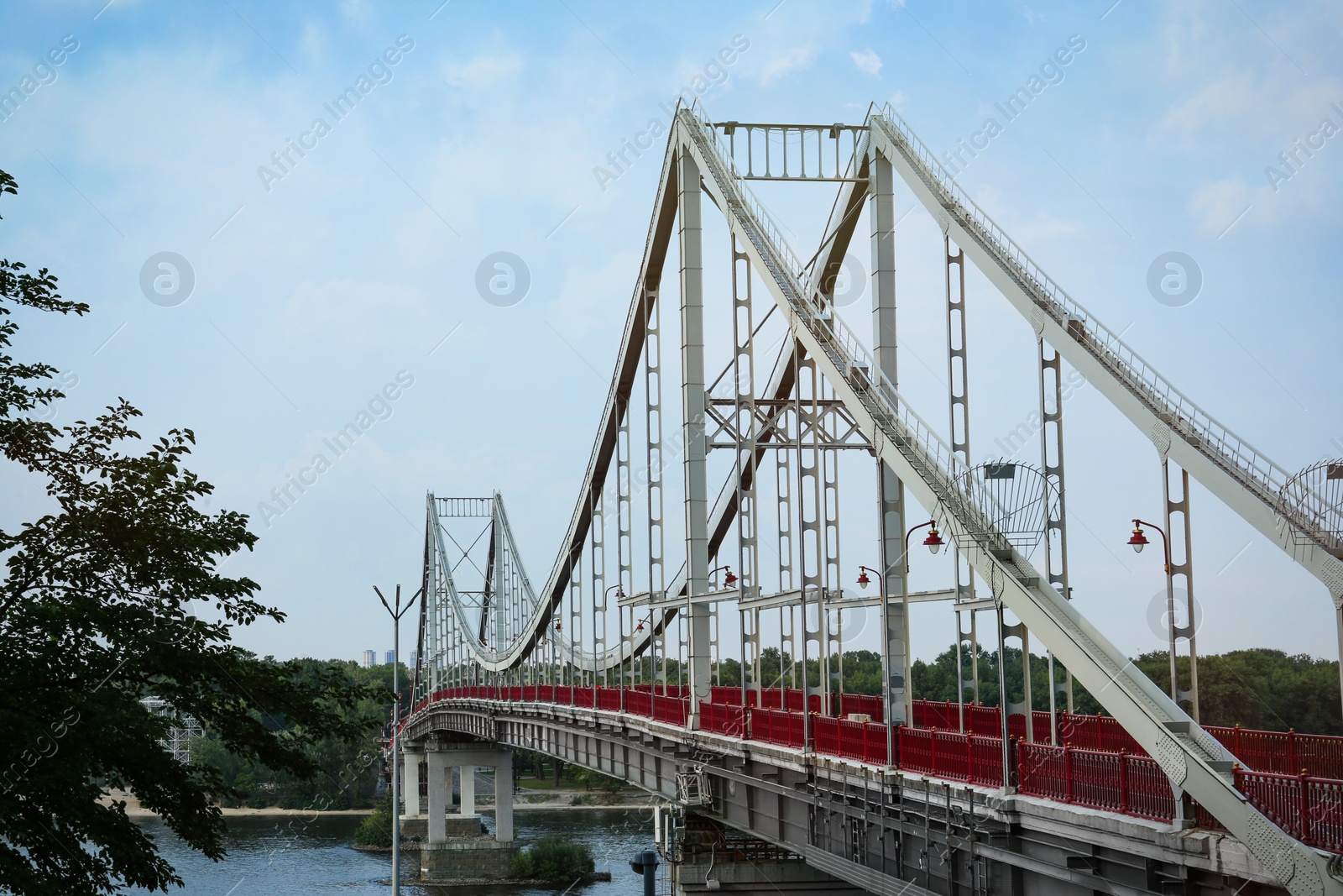 Photo of KYIV, UKRAINE - AUGUST 11, 2022: Beautiful view of modern pedestrian Park bridge over Dnipro river