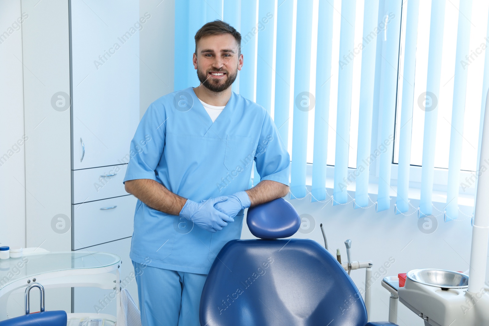 Photo of Portrait of professional dentist at workplace in clinic