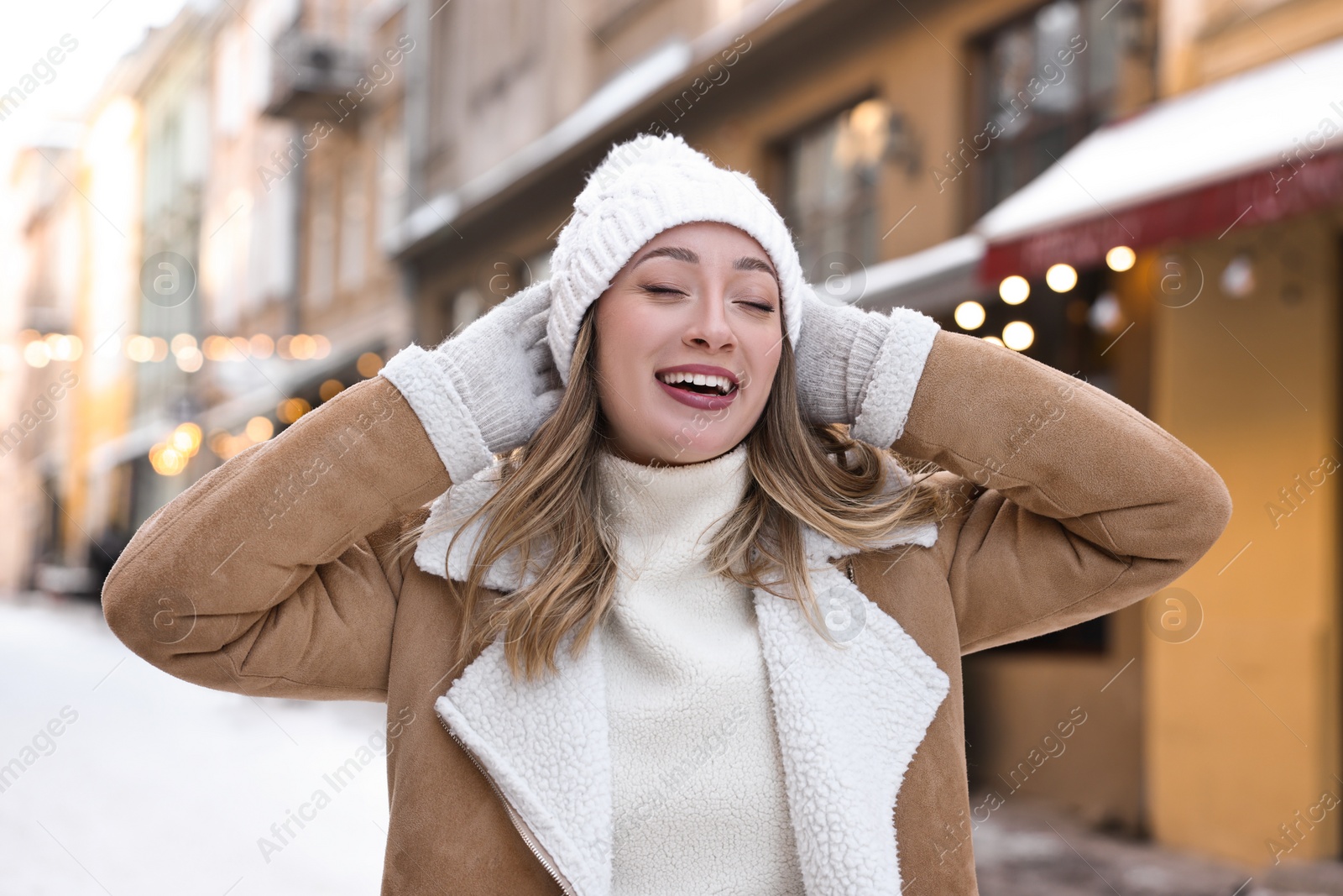 Photo of Portrait of smiling woman on city street in winter