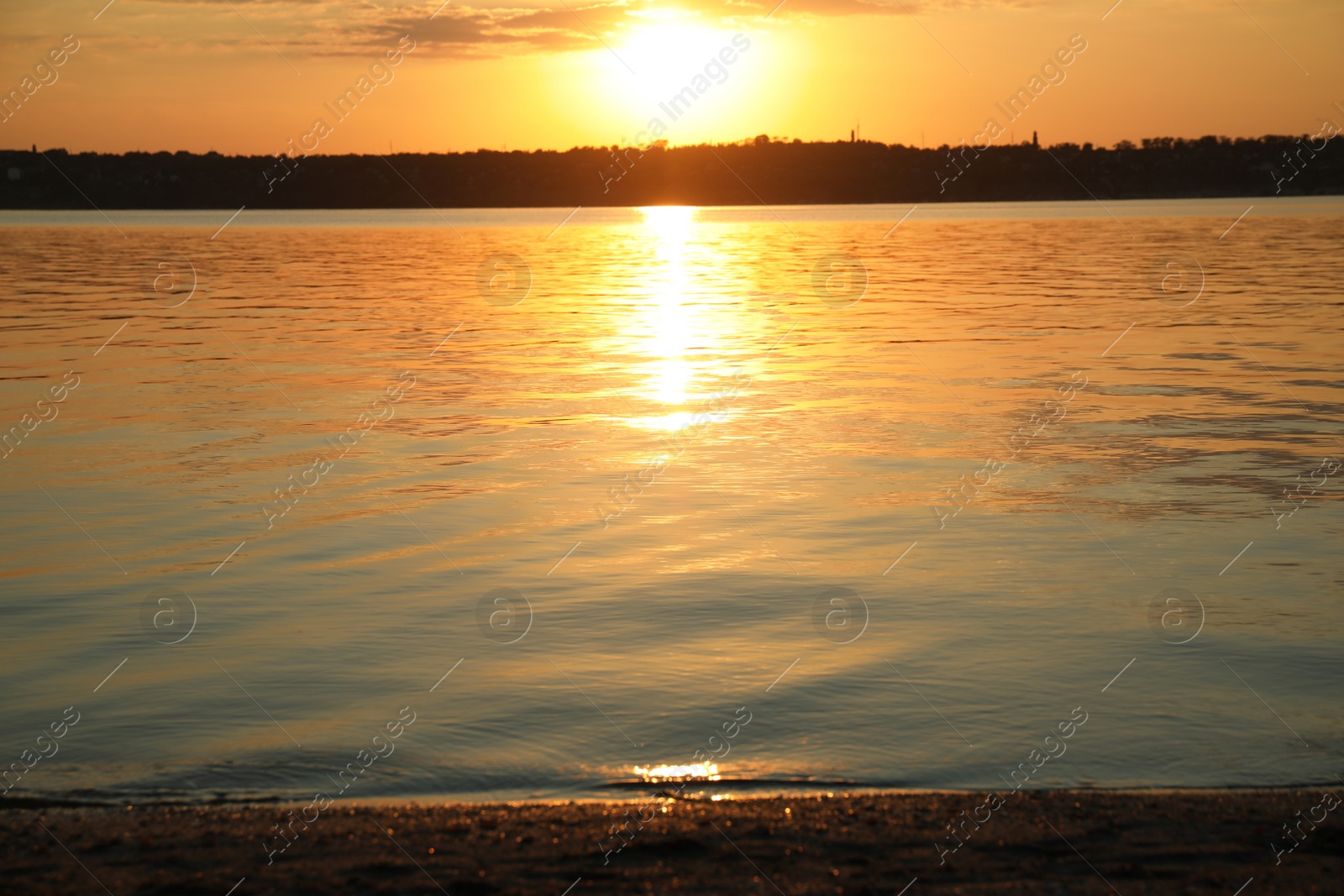 Photo of Picturesque view of beautiful sunset on riverside