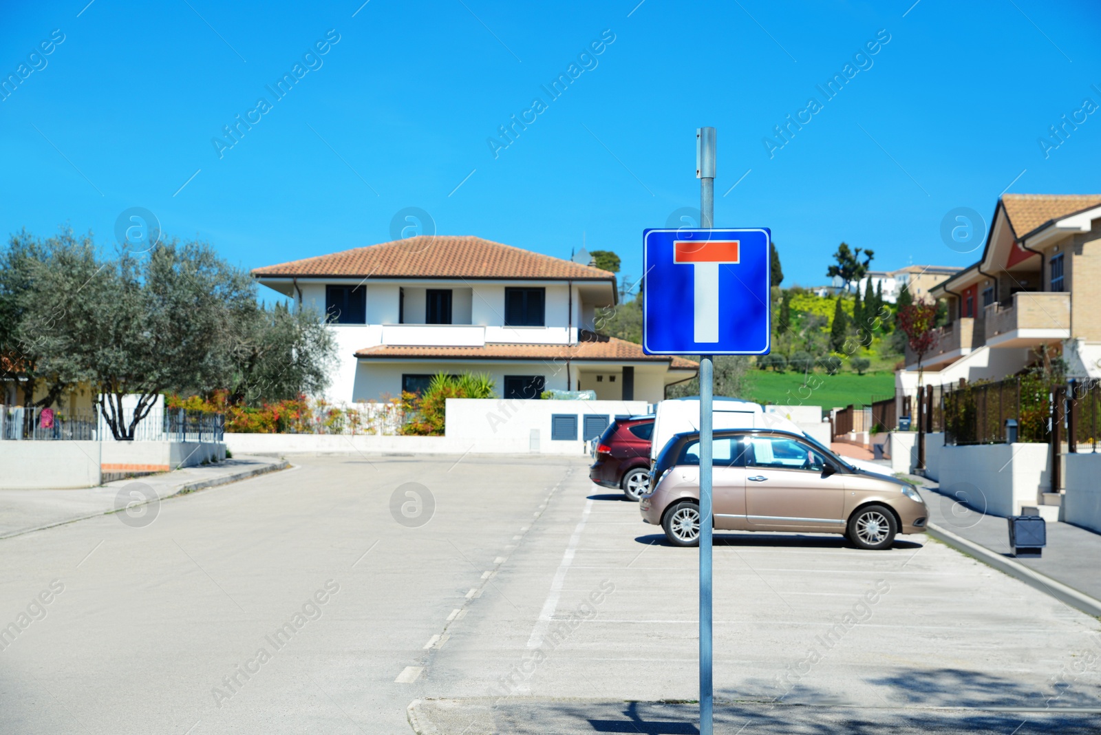 Photo of Suburban street with traffic sign No Through Road and car parking lot on sunny day