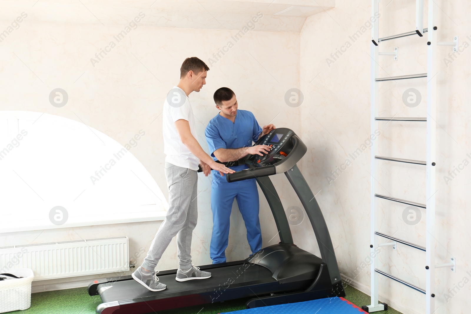 Photo of Patient exercising under physiotherapist supervision in rehabilitation center