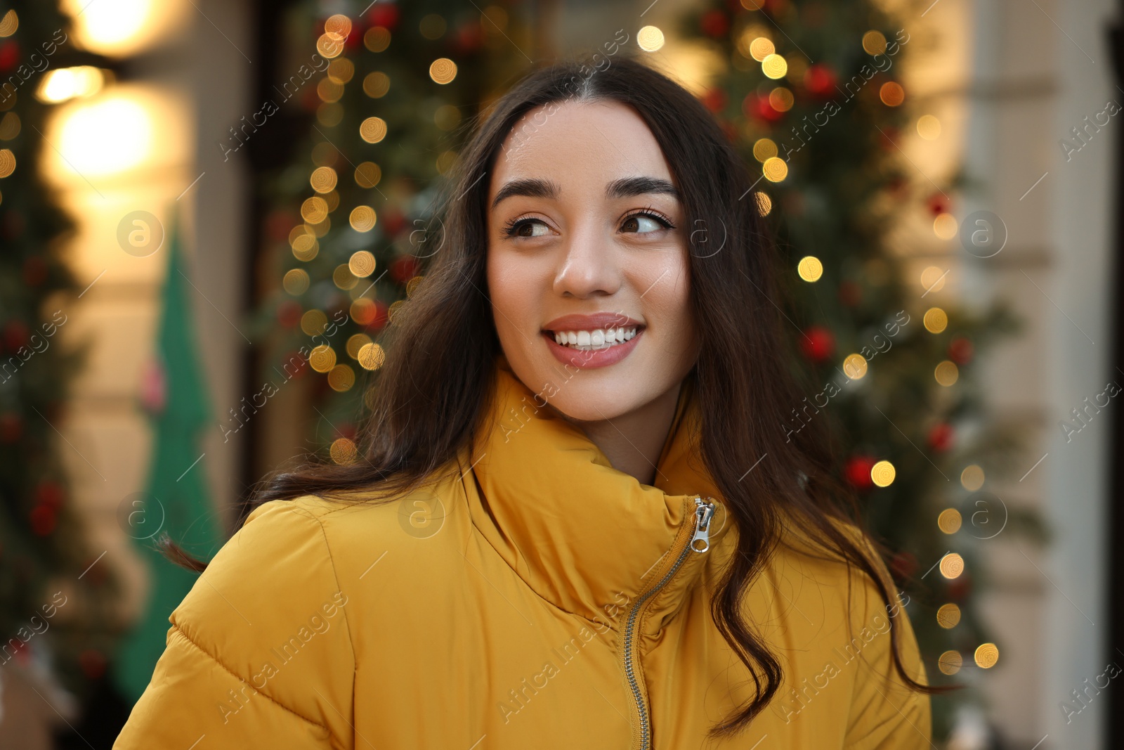 Photo of Portrait of smiling woman on city street in winter