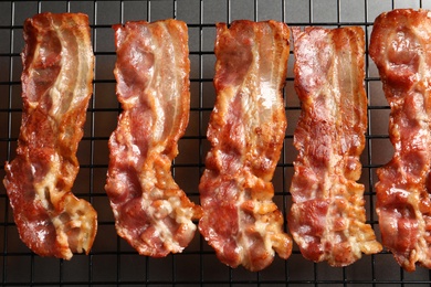 Cooling rack with bacon, closeup