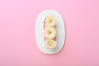Photo of Paper number 0 and beautiful rose flowers on pink background, top view