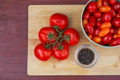 Photo of Bowl with fresh tomatoes and spices on wooden table, flat lay