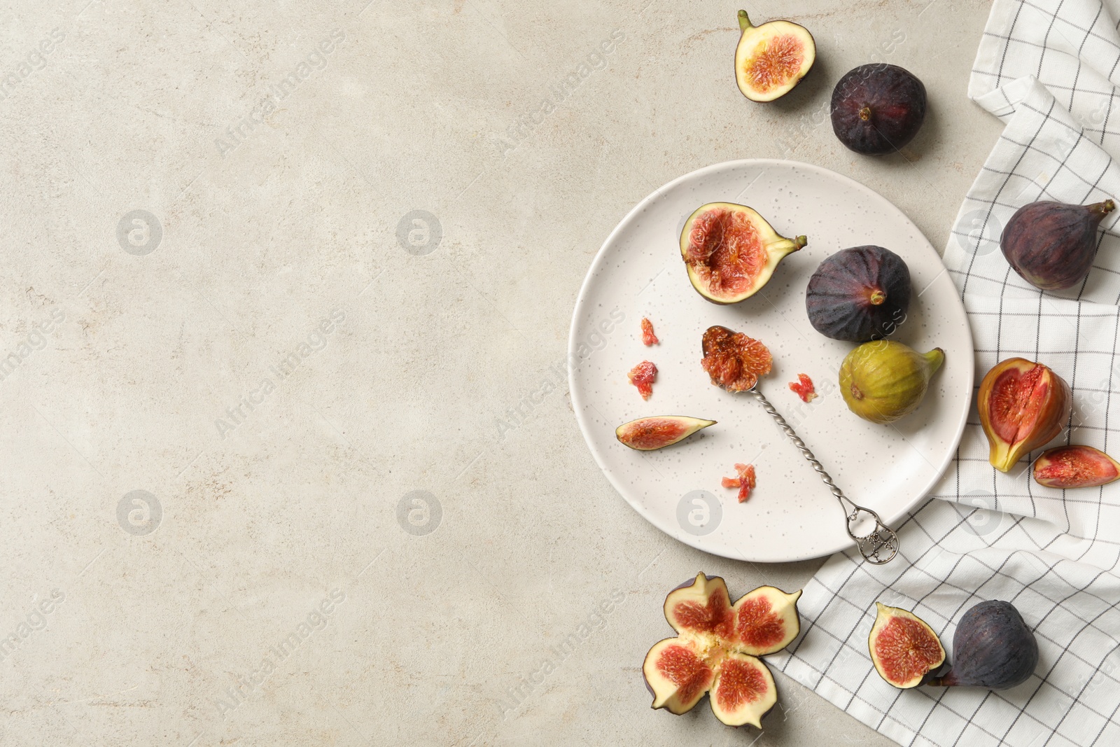 Photo of Flat lay composition with delicious figs on light grey table. Space for text