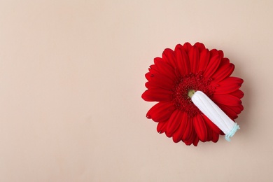 Photo of Flower and tampon on color background, flat lay with space for text. Gynecological care