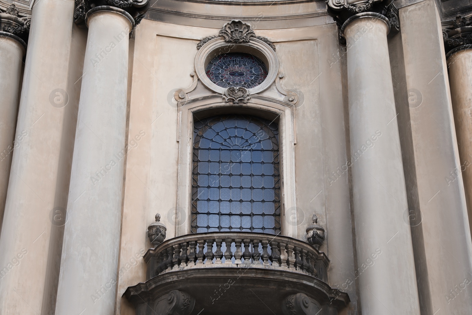 Photo of Exterior of beautiful cathedral with balcony and columns