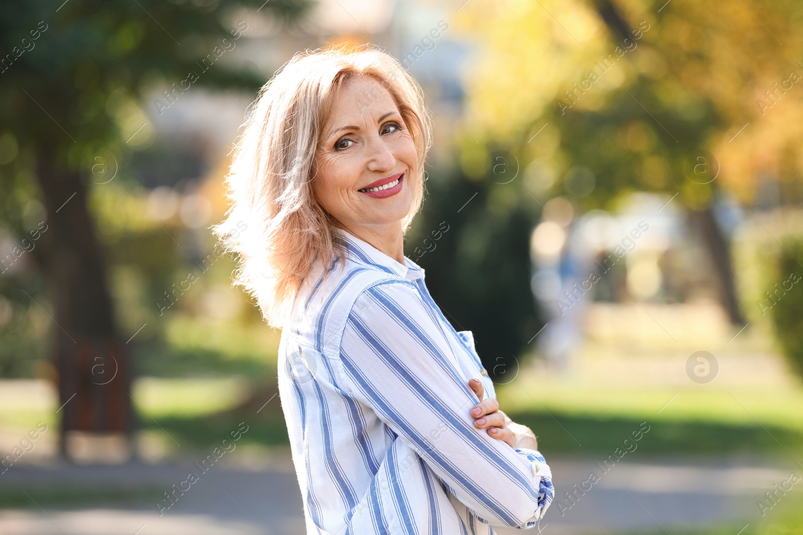 Photo of Portrait of happy mature woman in park on sunny day