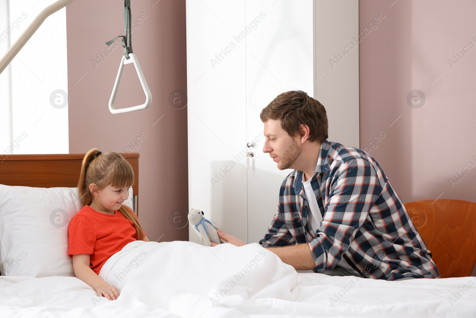 Photo of Man visiting his little child in hospital