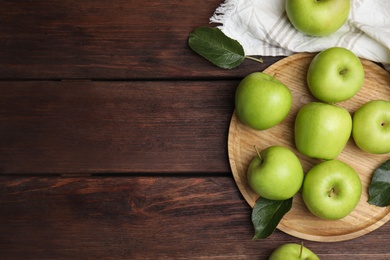 Photo of Fresh ripe green apples on wooden table, flat lay. Space for text
