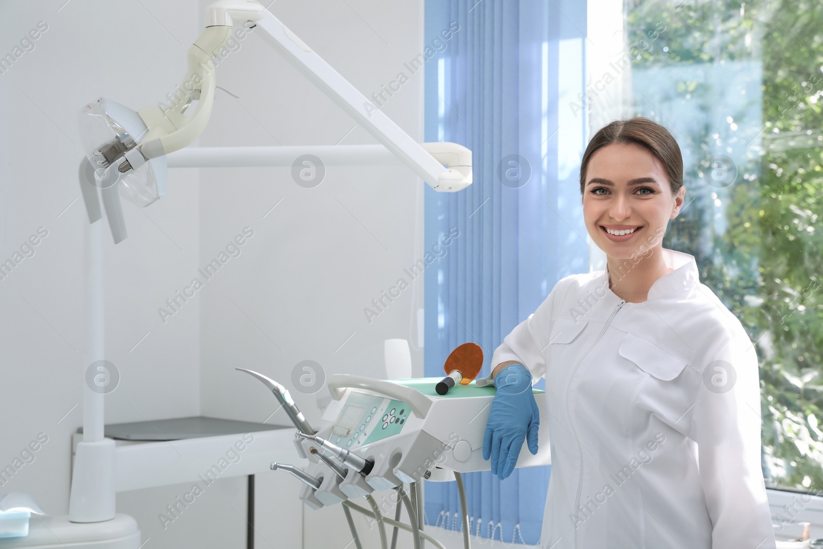 Photo of Portrait of professional dentist at workplace in clinic