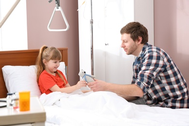 Photo of Man visiting his little child in hospital