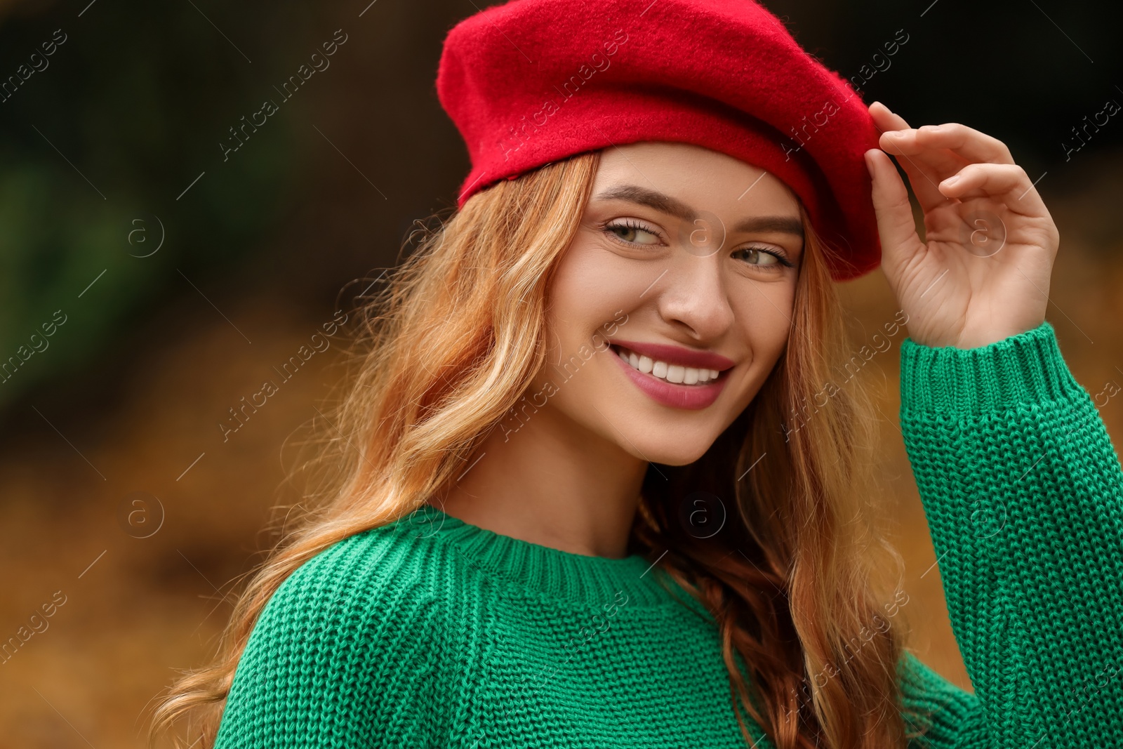 Photo of Portrait of smiling woman wearing autumn sweater outdoors