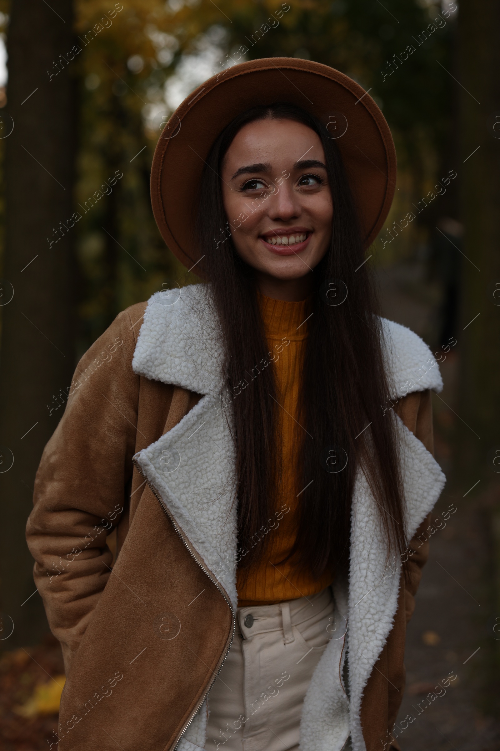 Photo of Portrait of beautiful young woman in autumn park