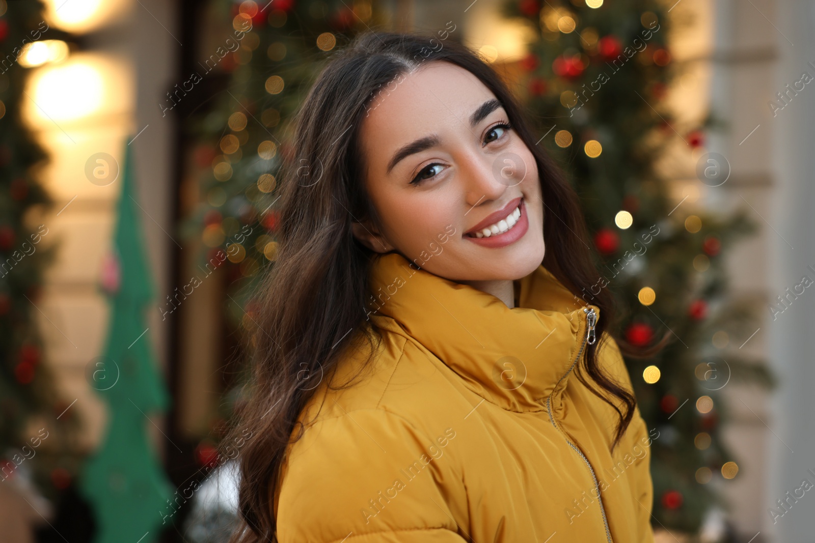 Photo of Portrait of smiling woman on city street in winter