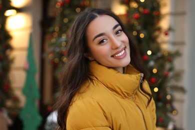 Photo of Portrait of smiling woman on city street in winter