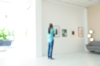 Photo of Blurred view of man at exhibition in art gallery