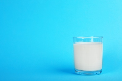 Photo of Glass with fresh milk on color background. Space for text