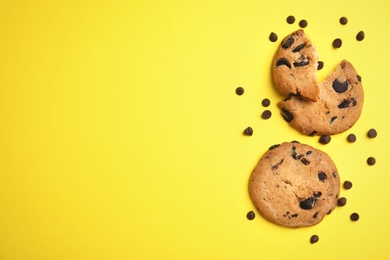 Delicious chocolate chip cookies on color background, flat lay. Space for text