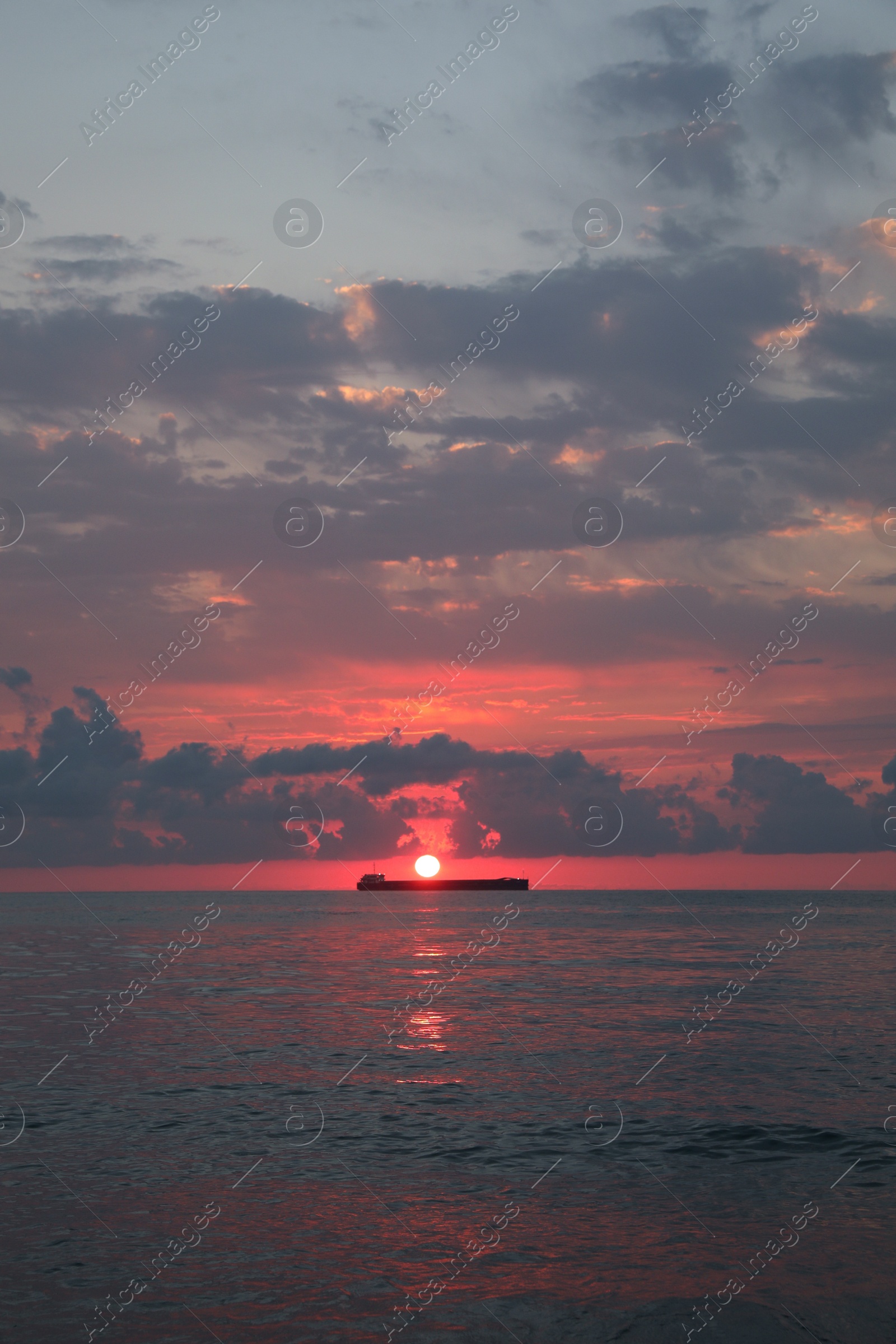 Photo of Picturesque view of sunset with clouds over sea