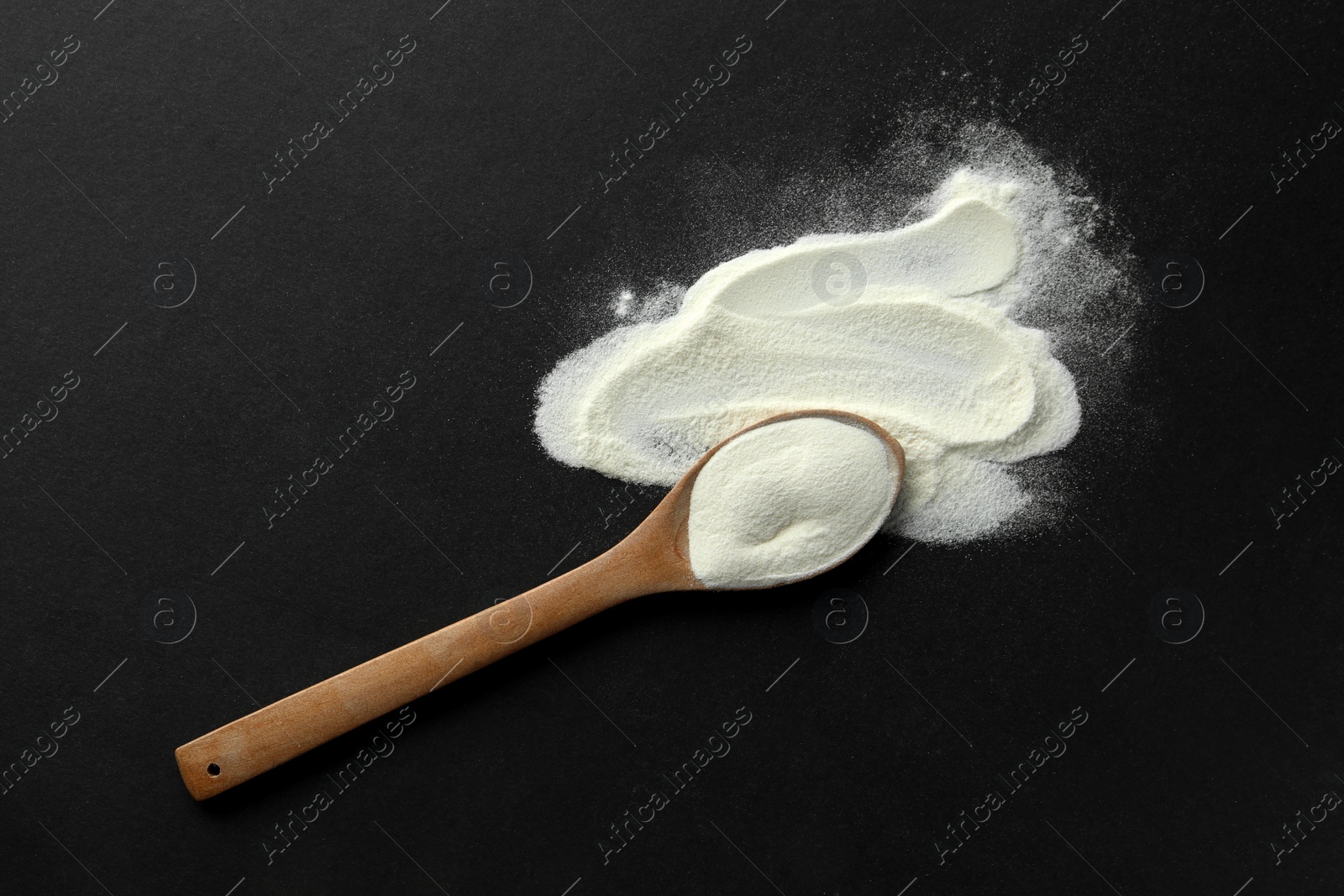 Photo of Spoon of agar-agar powder on black background, flat lay