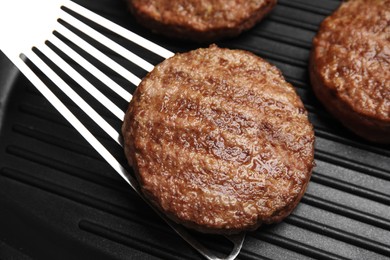 Tasty fried hamburger patties on grill pan, closeup